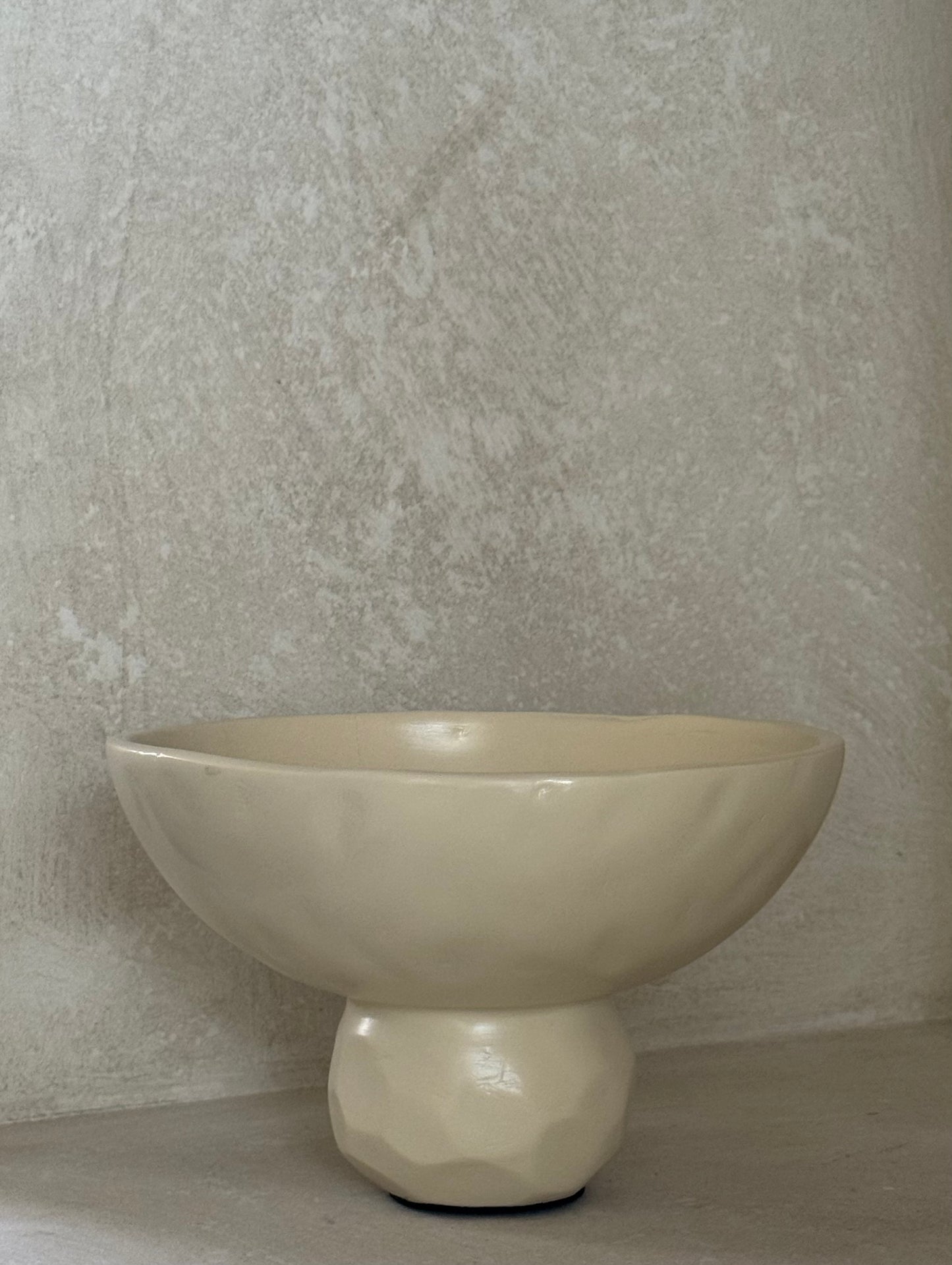 Beige asymmetrische schaal op poot