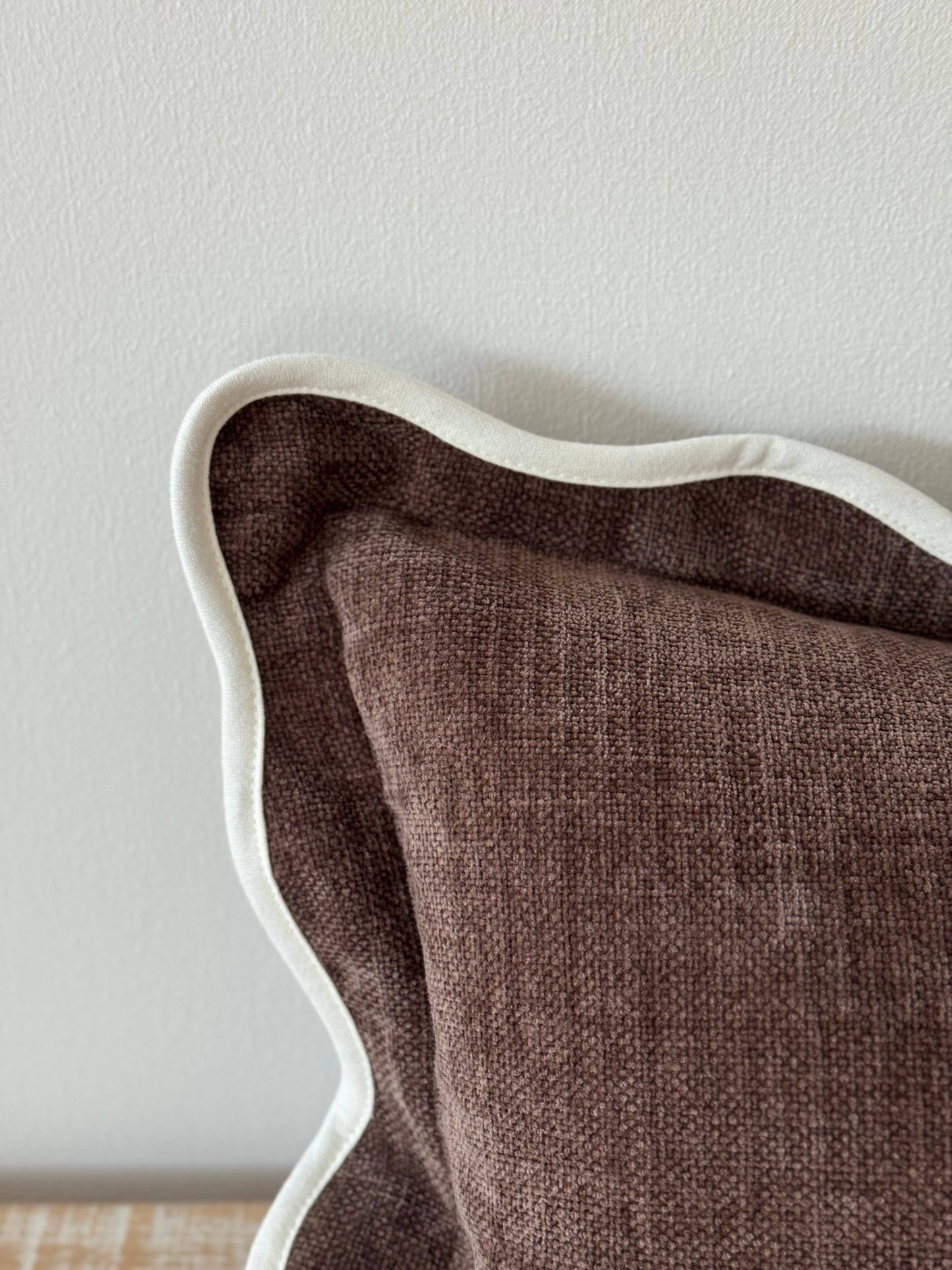 Chloe - donkerbruin kussenhoes met golvende Rand