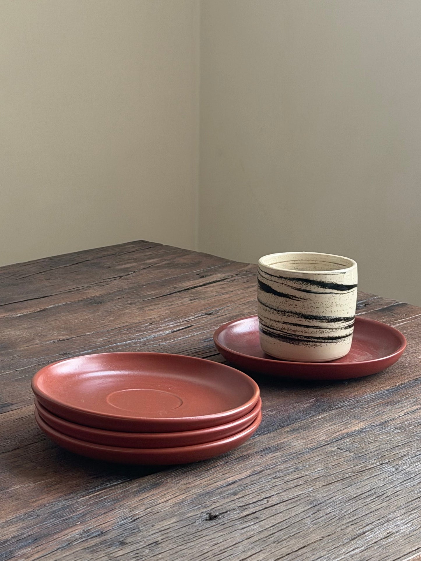 Rode keramieken schotel