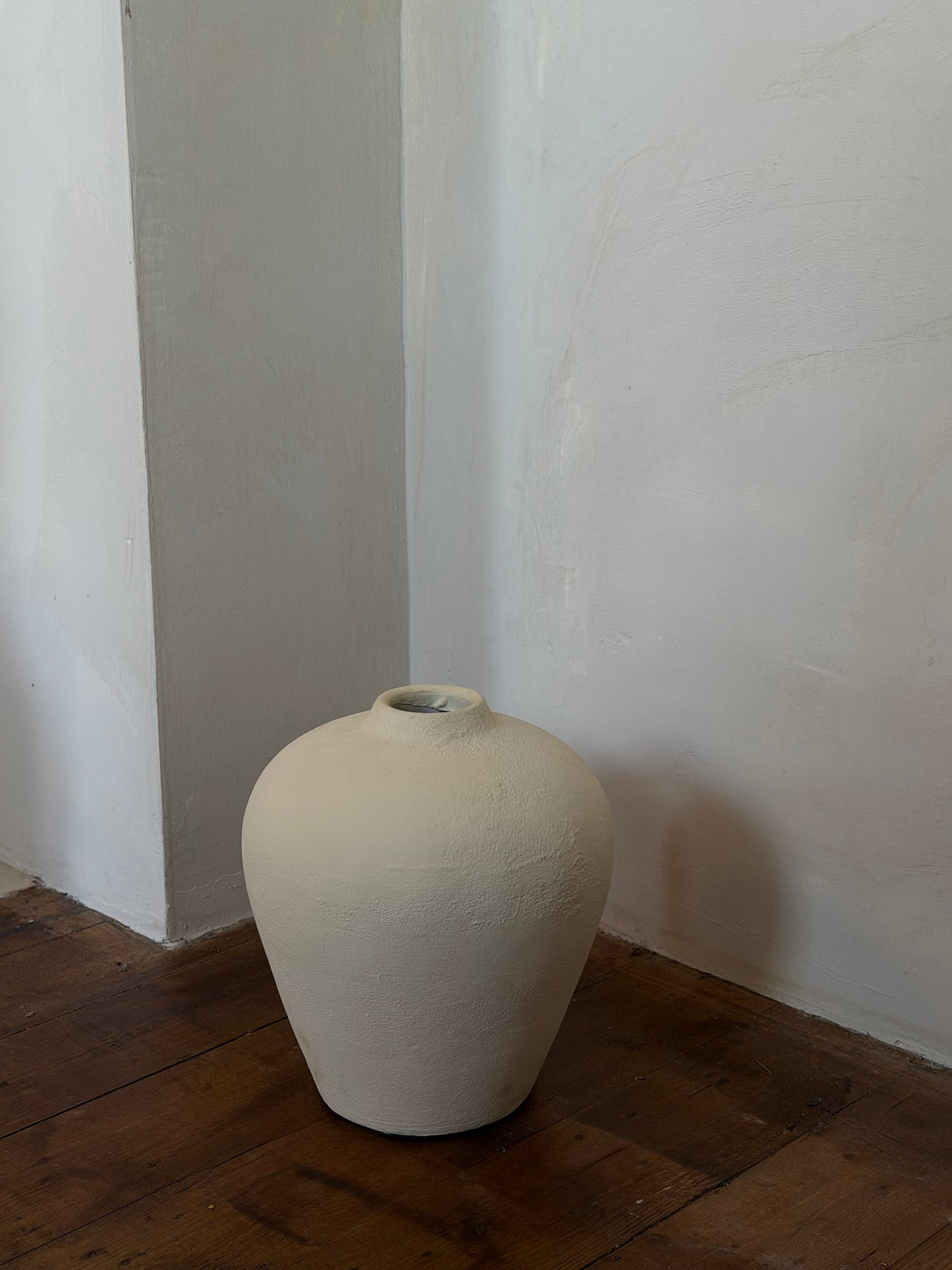 ZOIA — witte vaas met smalle opening en structuur