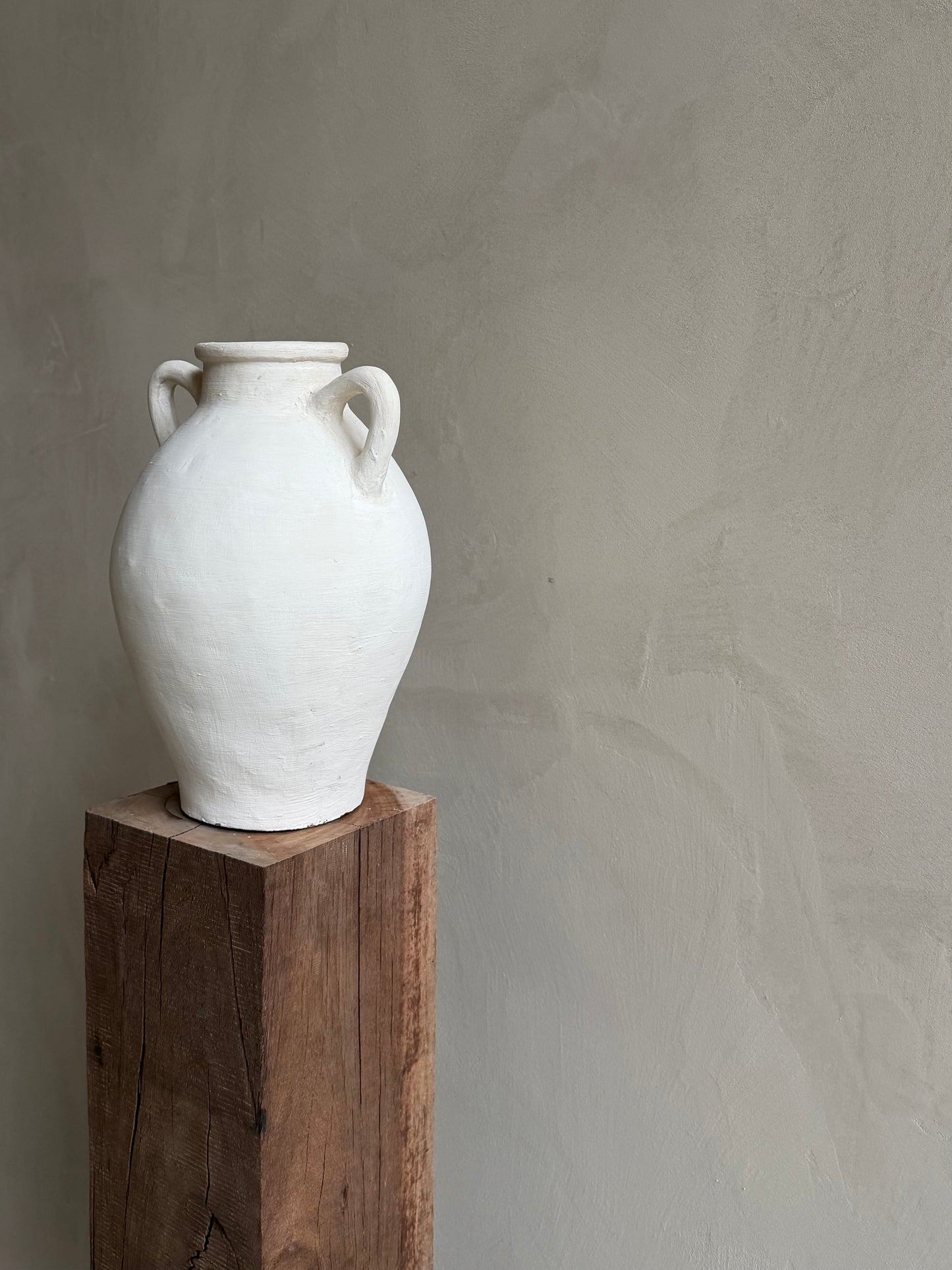 SAFA — witte vaas met oortjes aardewerk