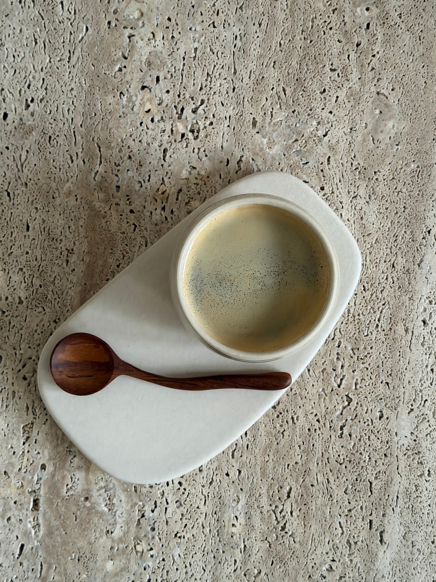 Crèmekleurige platter — Japandi