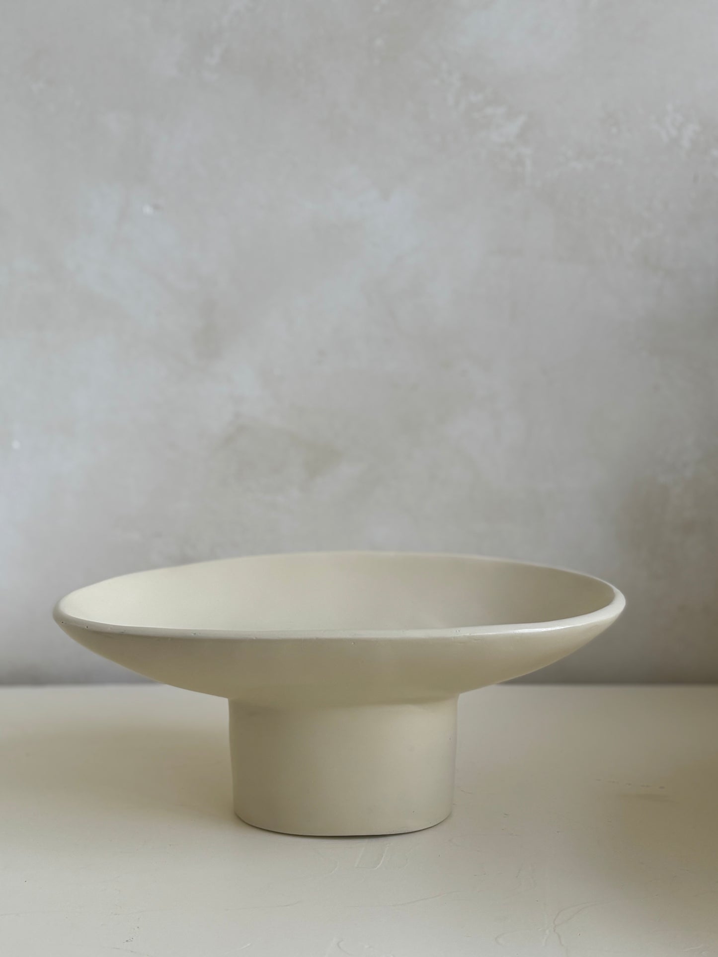 Beige ovale schaal op poot