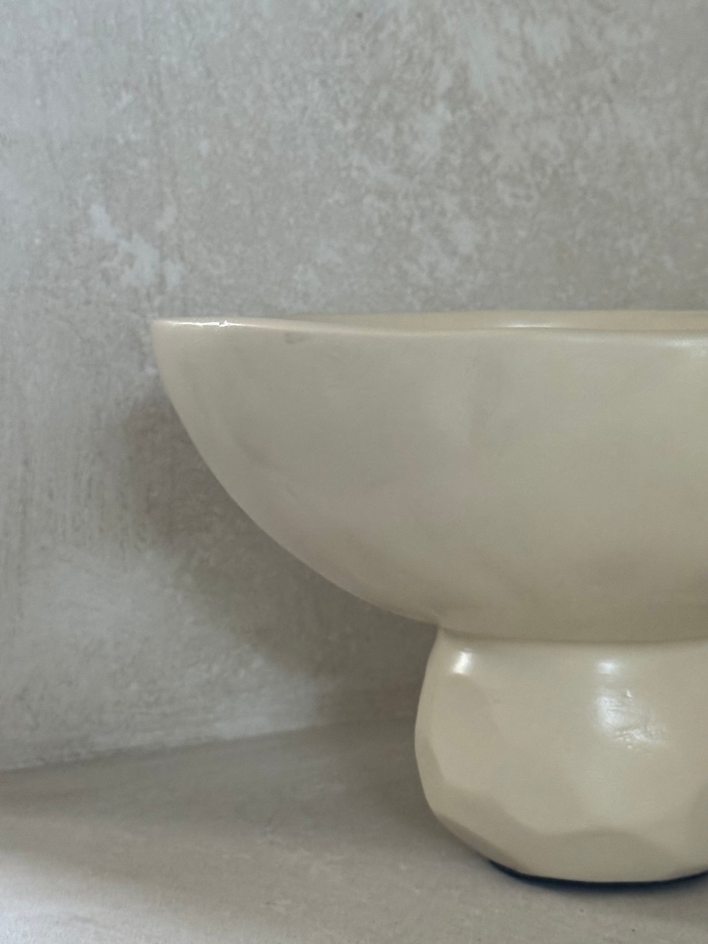 Beige asymmetrische schaal op poot