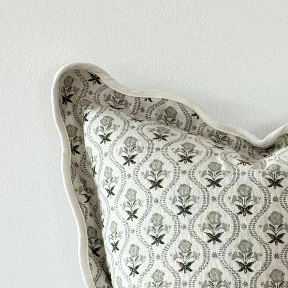 Chloe Sage - print kussenhoes met geschulpte rand