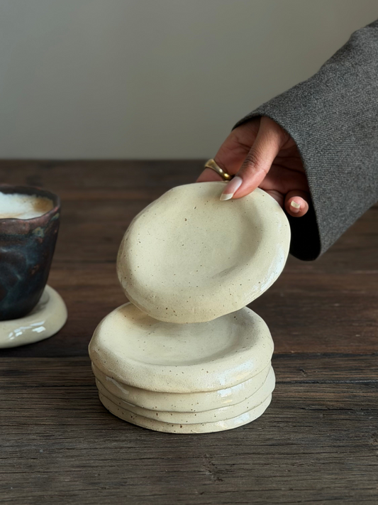 Asymmetrische keramieken onderzetter met spikkels