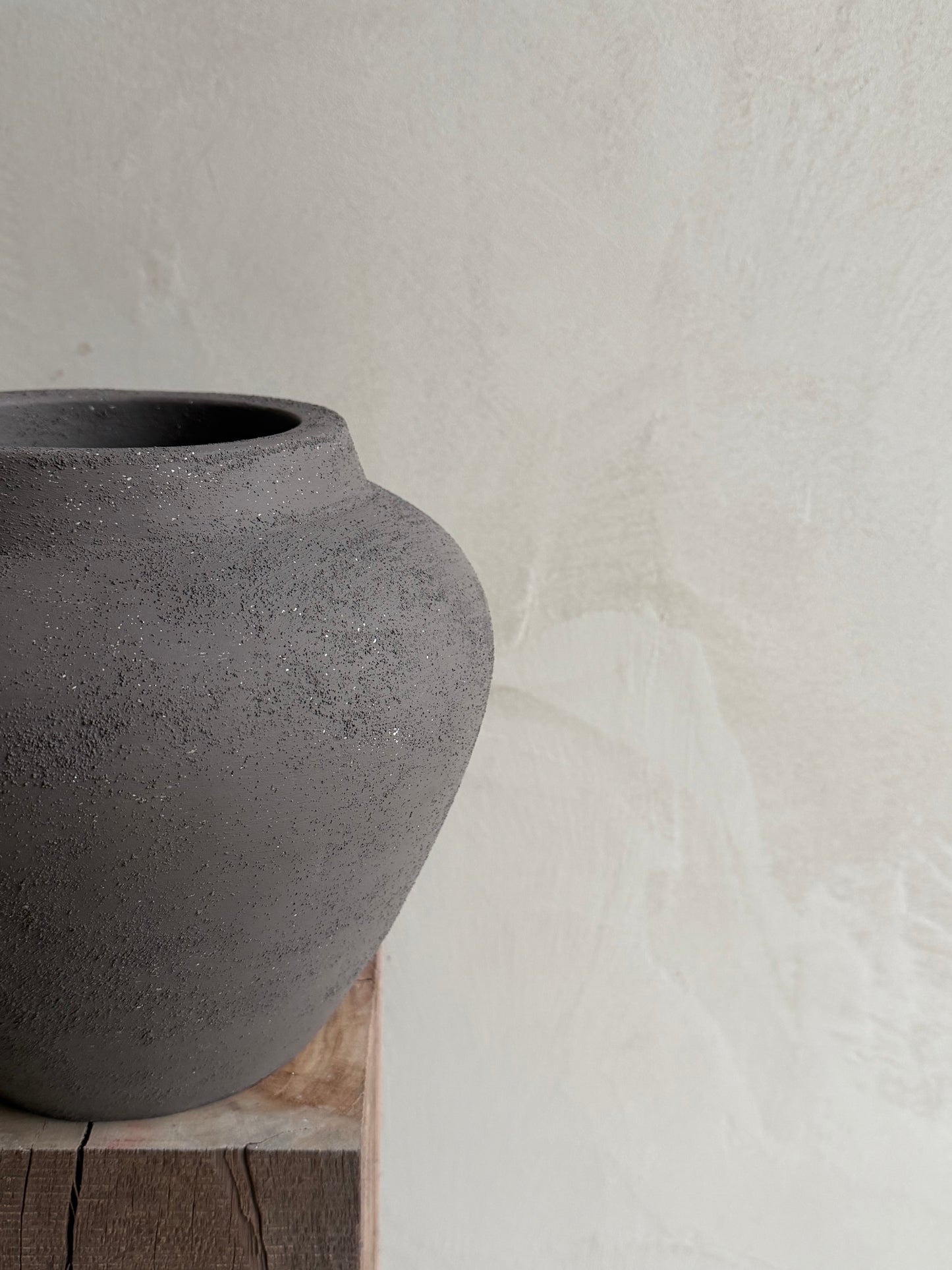 NOOR — donkerbruine vaas met structuur