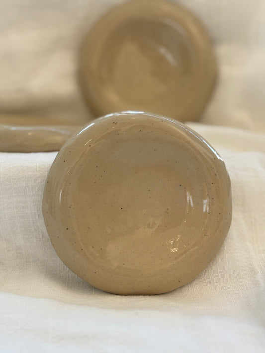 Asymmetrische keramieken onderzetter met spikkels