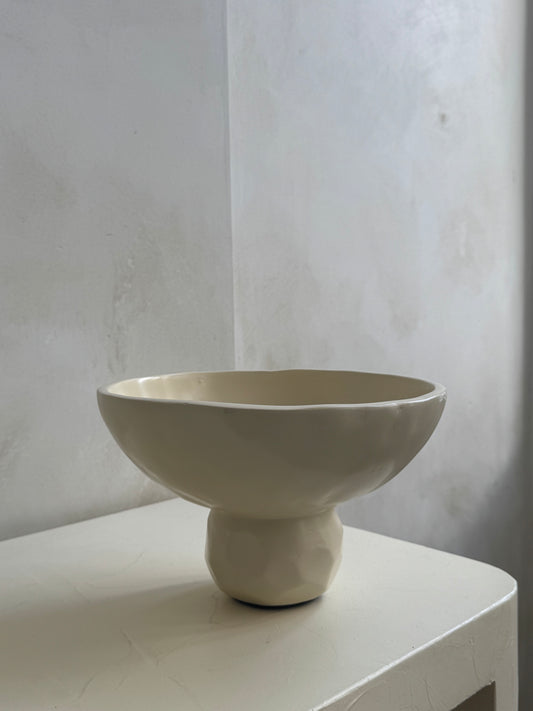 Beige asymmetrische schaal op poot