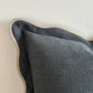 Chloe - marineblauw kussenhoes met geschulpte rand