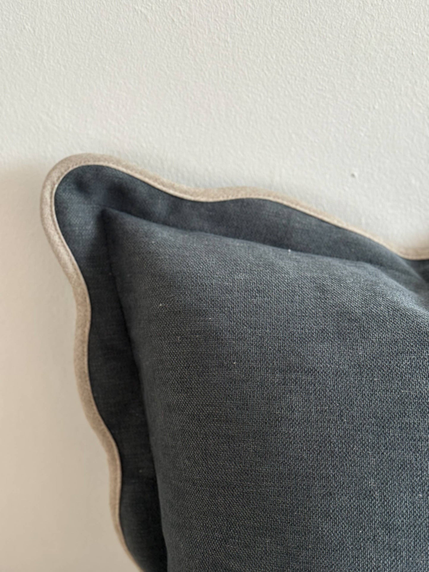Chloe - marineblauw kussenhoes met geschulpte rand