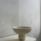 Beige asymmetrische schaal op poot