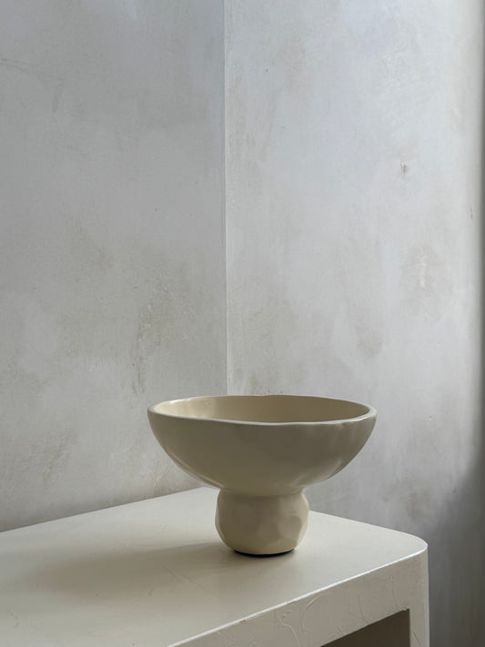 Beige asymmetrische schaal op poot