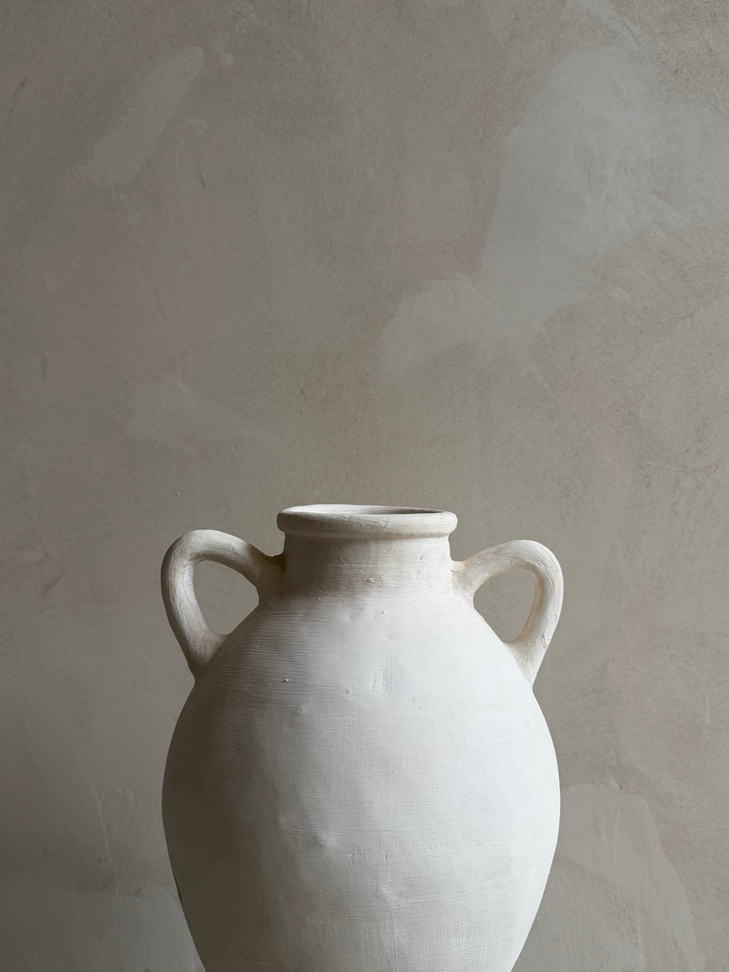 SAFA — witte vaas met oortjes aardewerk