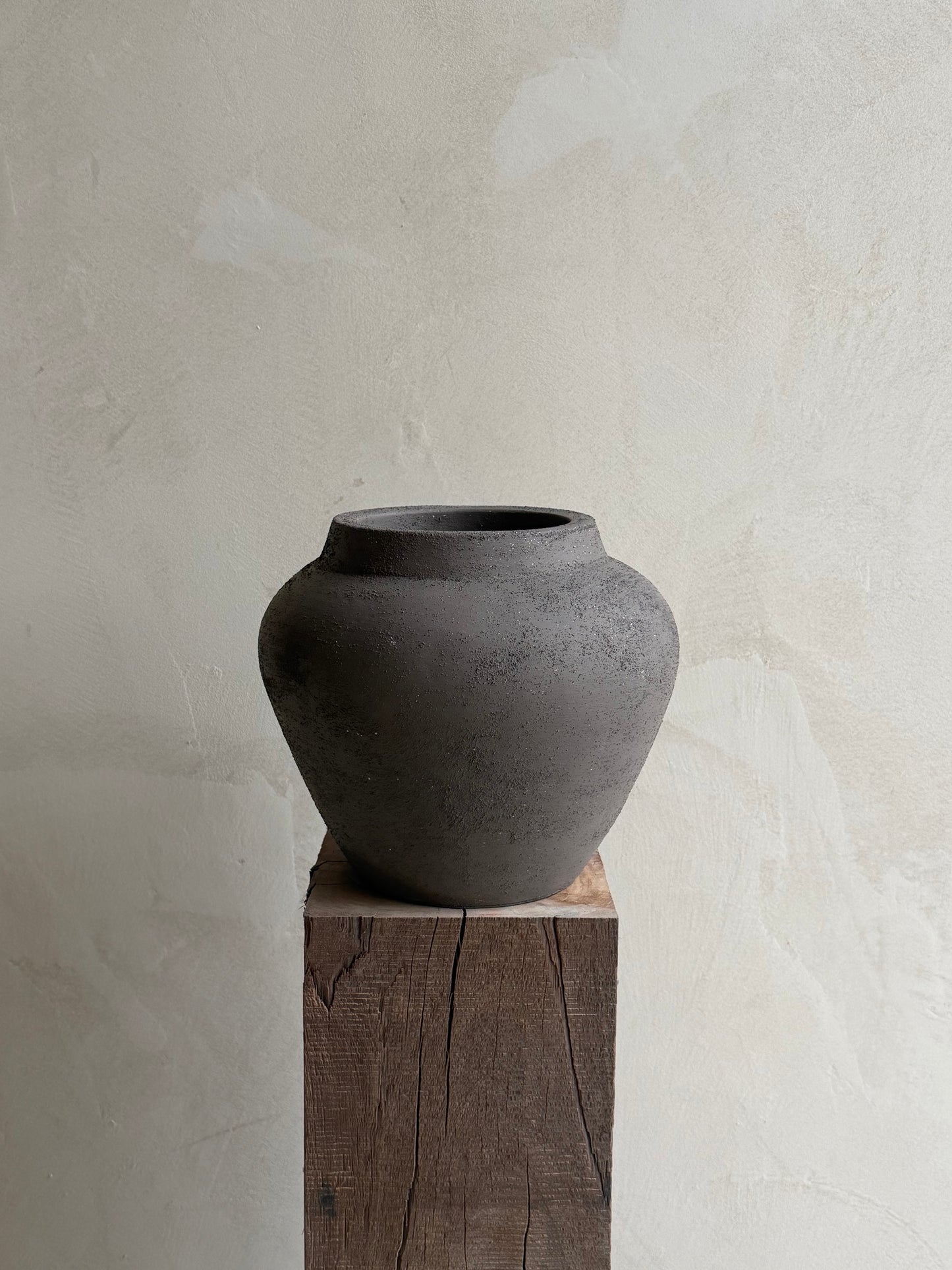 NOOR — donkerbruine vaas met structuur