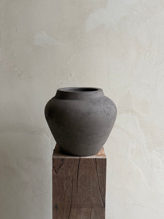 NOOR — donkerbruine vaas met structuur