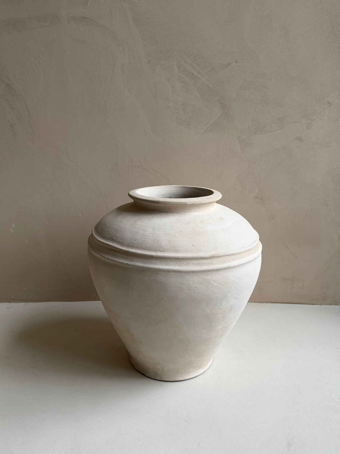 SERA — grote beige vaas met structuur