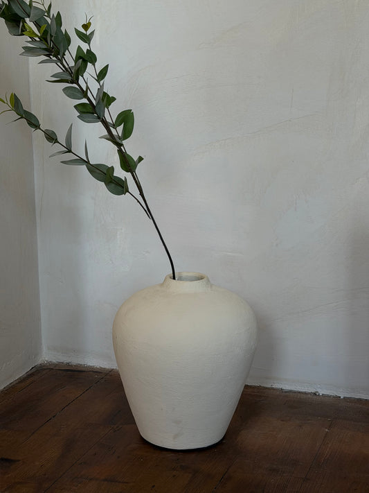 ZOIA — witte vaas met smalle opening en structuur