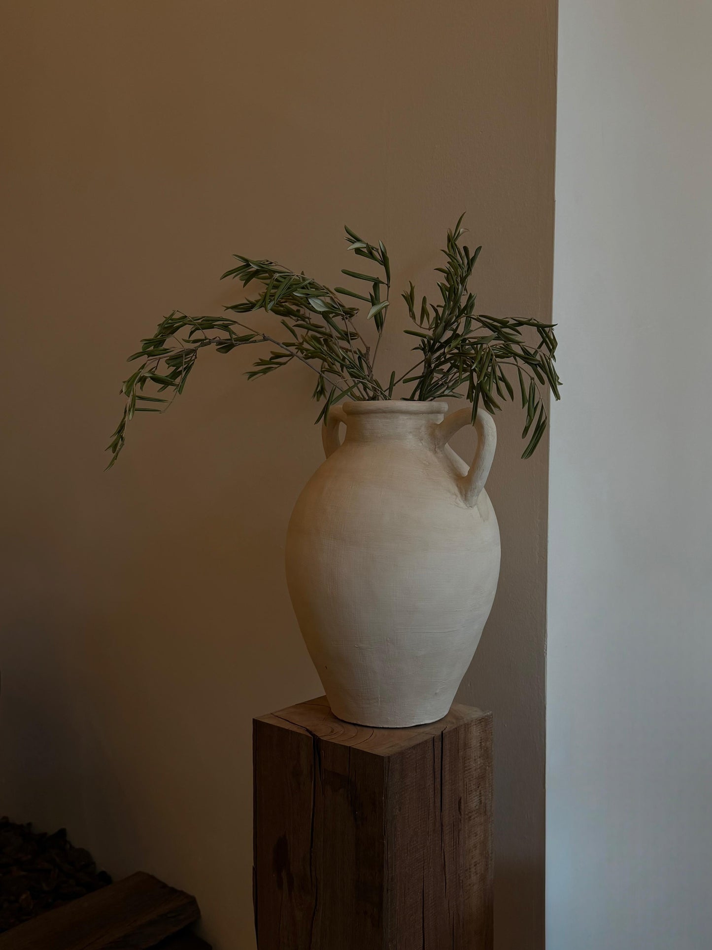 SAFA — witte vaas met oortjes aardewerk