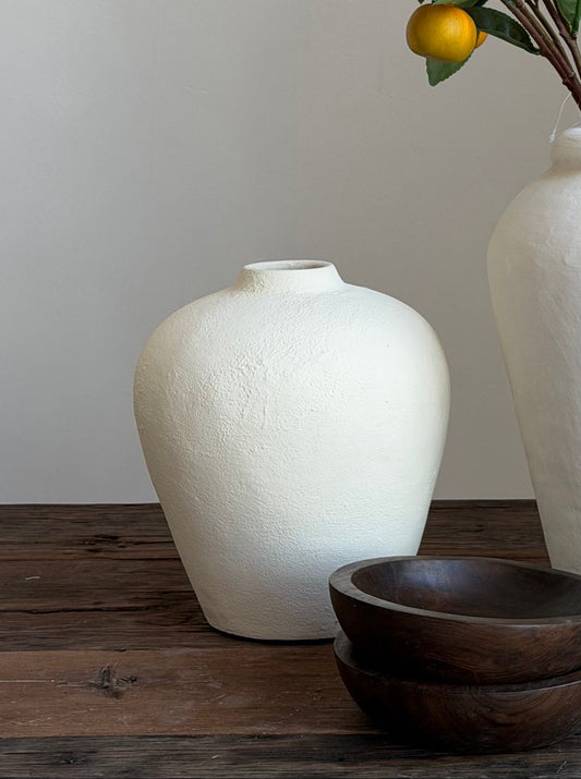 ZOIA — witte vaas met smalle opening en structuur