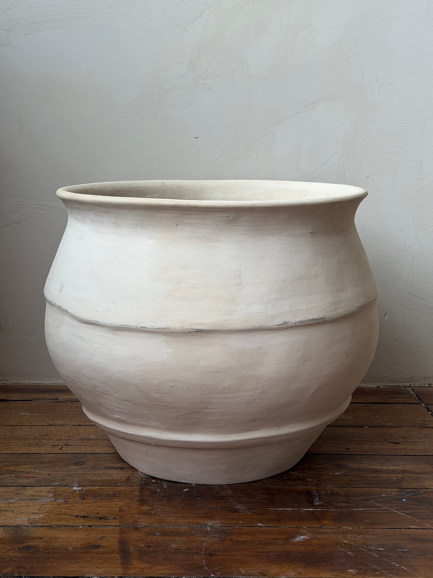 ZYAN — ronde beige vloervaas