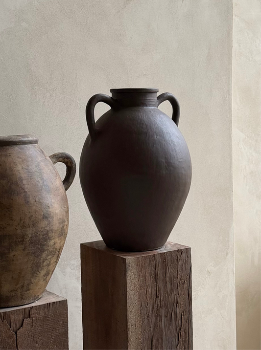 JUNE — donkerbruine vaas met 2 oortjes