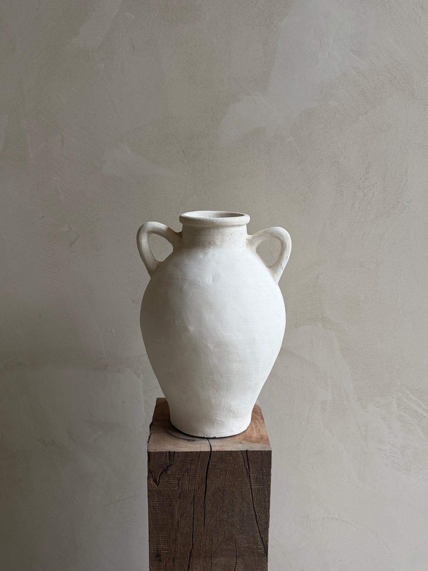 SAFA — witte vaas met oortjes aardewerk