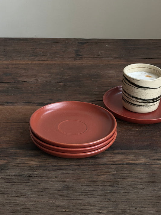 Rode keramieken schotel