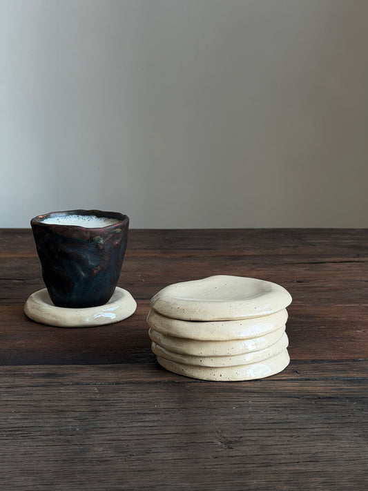 Asymmetrische keramieken onderzetter met spikkels