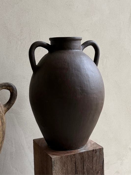 JUNE — donkerbruine vaas met 2 oortjes