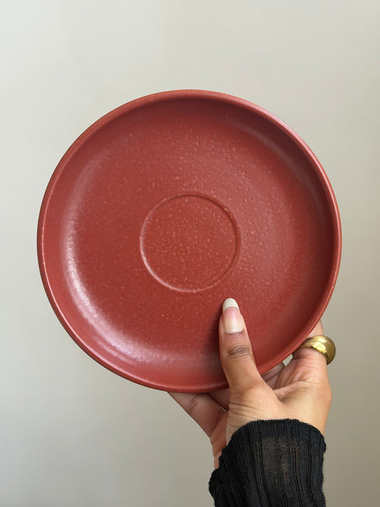 Rode keramieken schotel