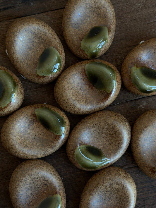 Bruin met groene plons eetstokje en kiezelsteun: Standaard