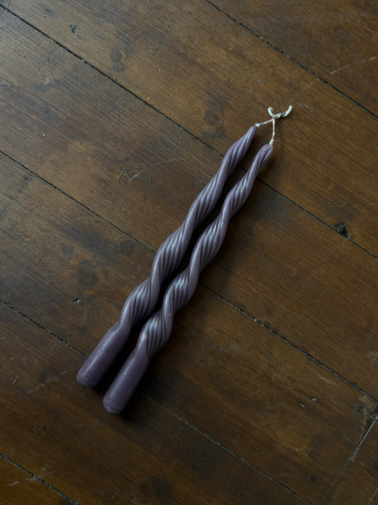 Swirl plum dinerkaarsen — set van 2