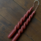 Swirl rode dinerkaarsen — set van 2