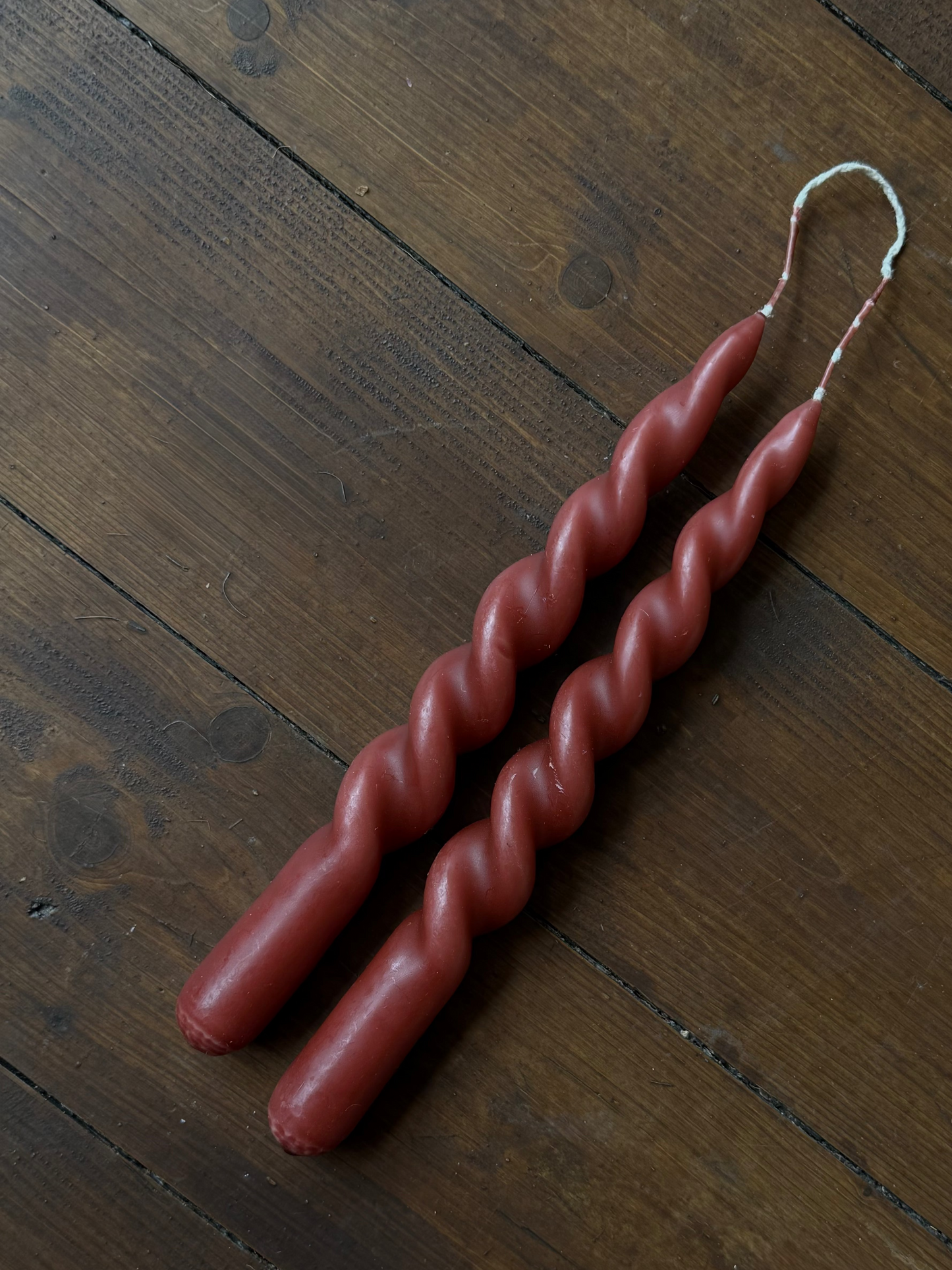 Swirl rode dinerkaarsen — set van 2