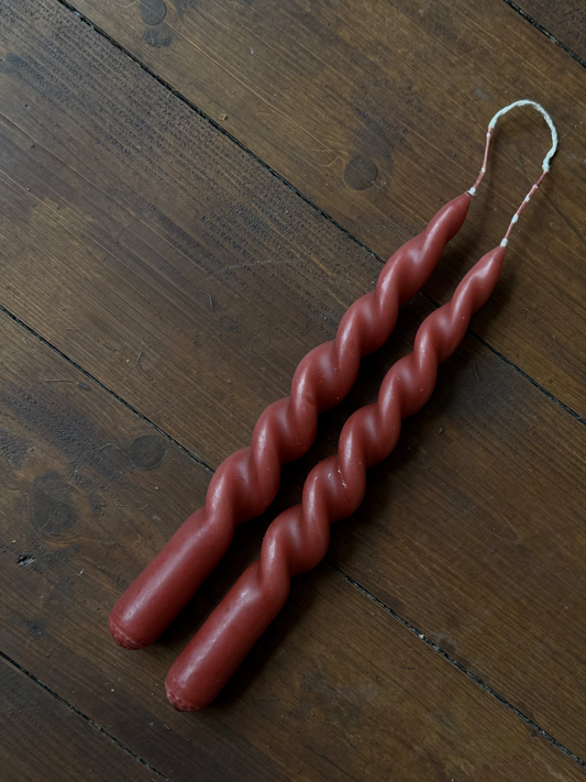 Swirl rode dinerkaarsen — set van 2