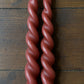 Swirl rode dinerkaarsen — set van 2