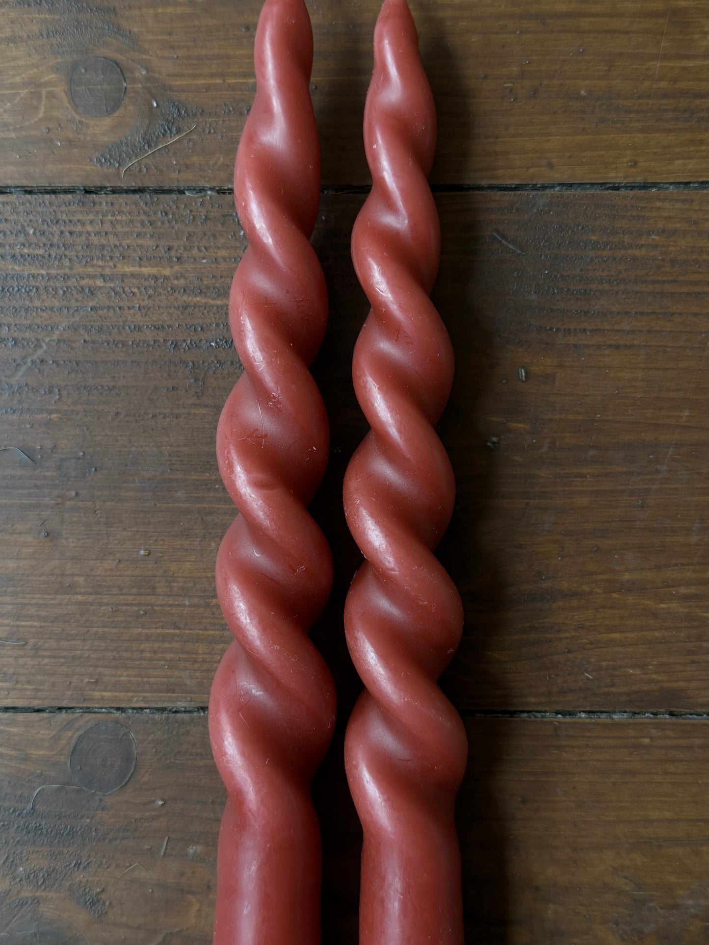 Swirl rode dinerkaarsen — set van 2
