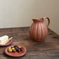 Handgemaakte aardewerk karaf — terracotta