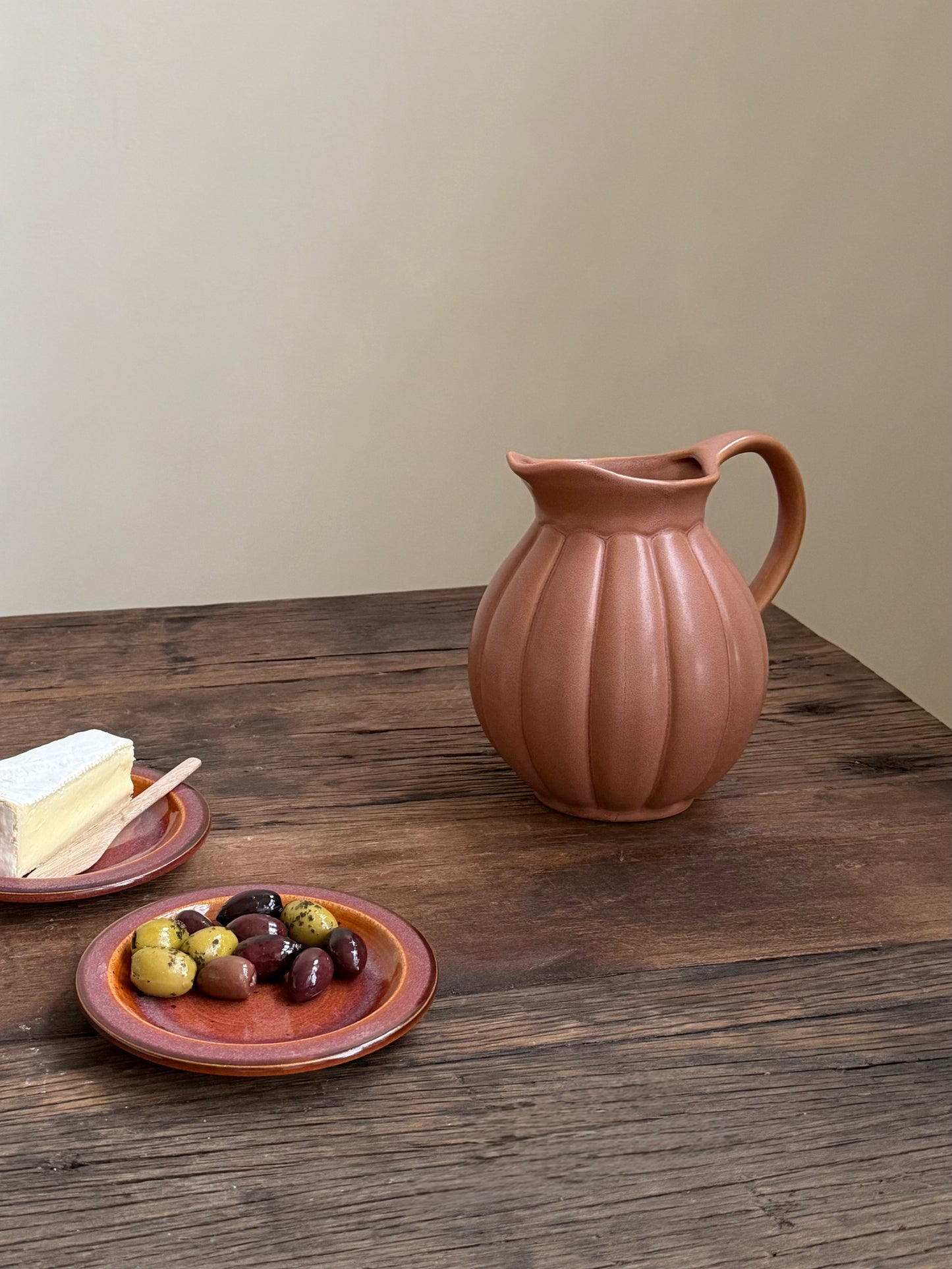 Handgemaakte aardewerk karaf — terracotta