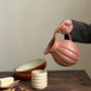 Handgemaakte aardewerk karaf — terracotta