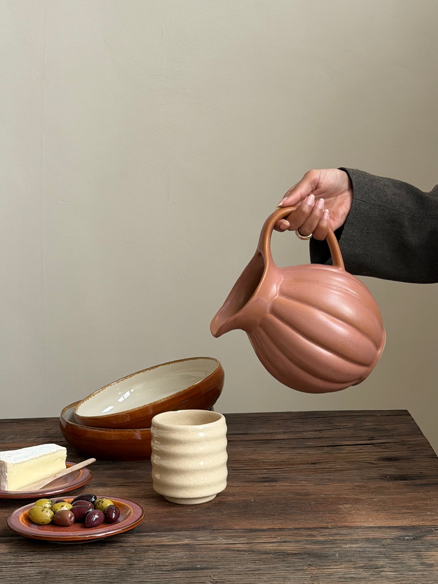 Handgemaakte aardewerk karaf — terracotta