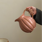 Handgemaakte aardewerk karaf — terracotta