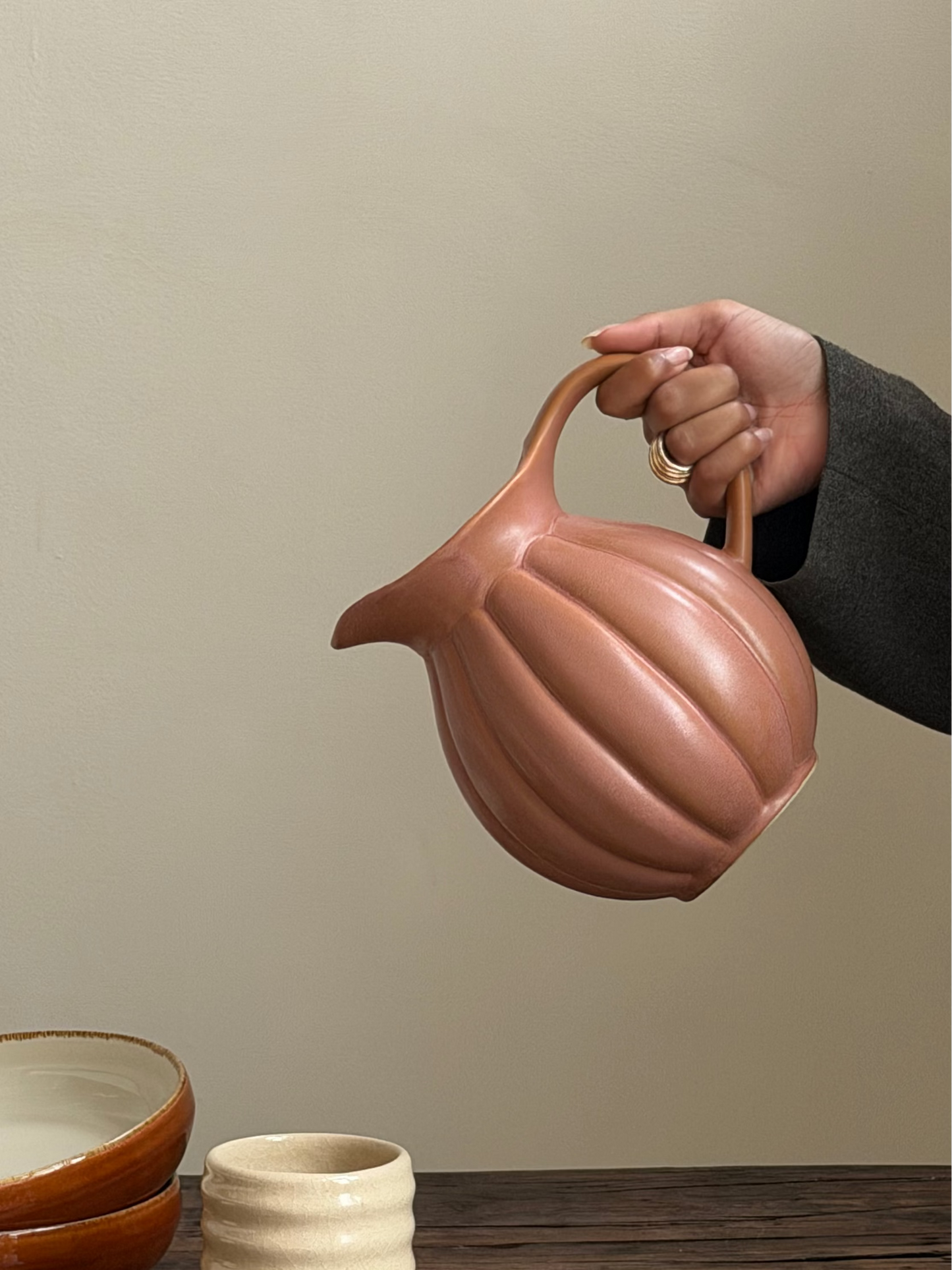 Handgemaakte aardewerk karaf — terracotta