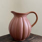 Handgemaakte aardewerk karaf — terracotta