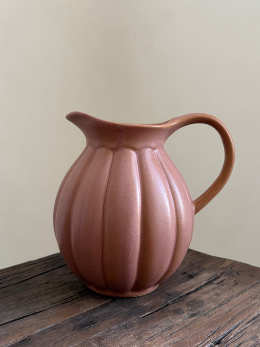 Handgemaakte aardewerk karaf — terracotta