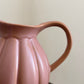 Handgemaakte aardewerk karaf — terracotta