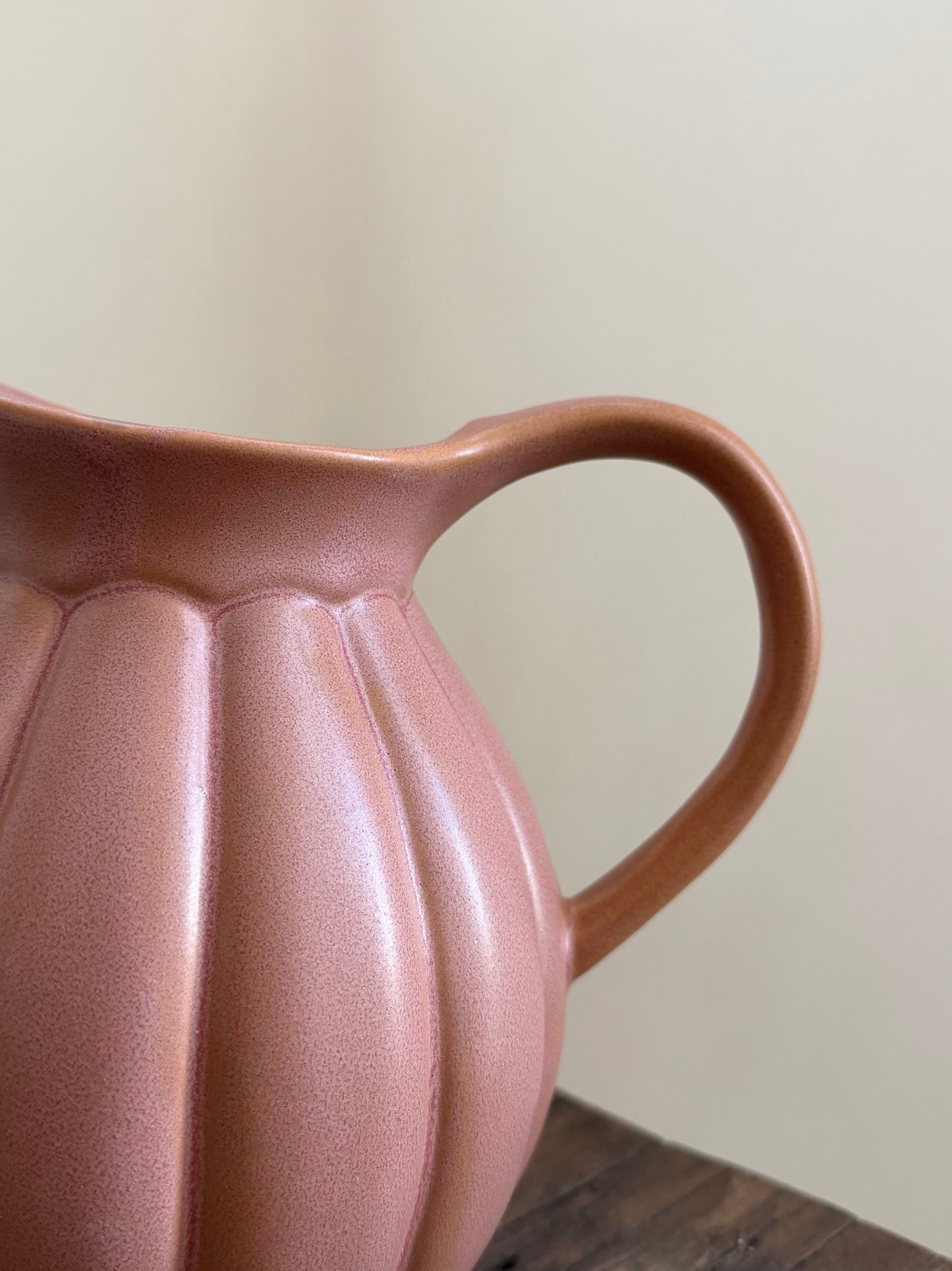Handgemaakte aardewerk karaf — terracotta