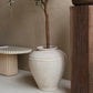 SERA — grote beige vaas met structuur