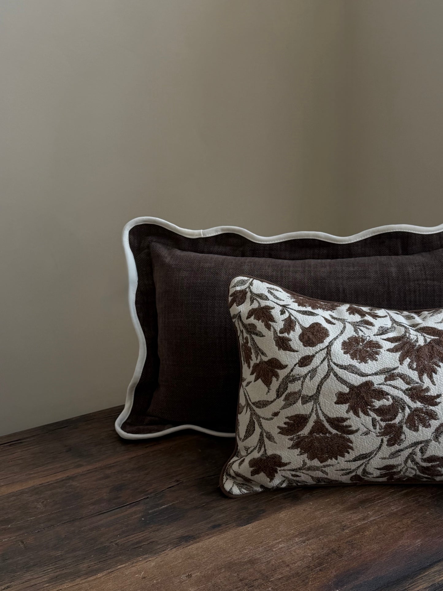 Chloe - donkerbruin kussenhoes met golvende Rand